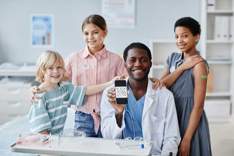 Doctor mostrando un codigo QR en pla pantalla de un telefono