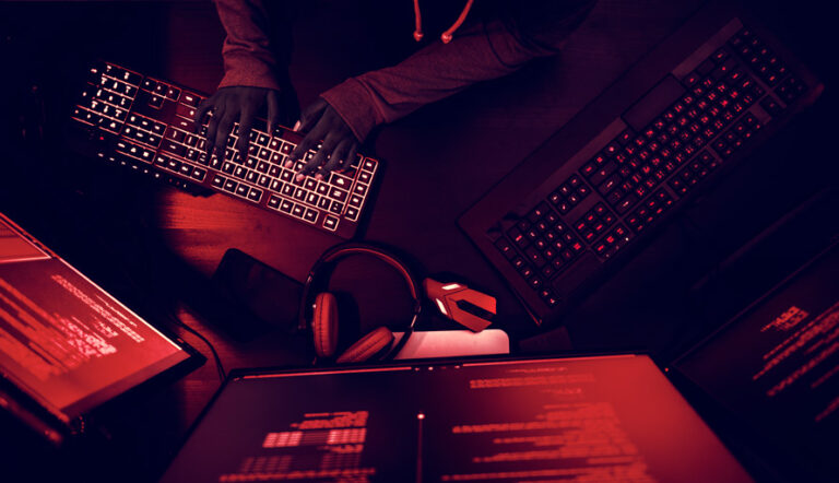 Hacker trabajando en la oscuridad