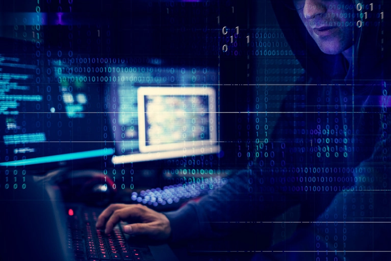 Hacker en frente de un computador