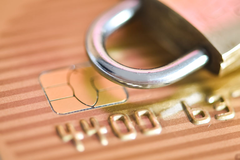 Candado seguro sobre una tarjeta de crédito