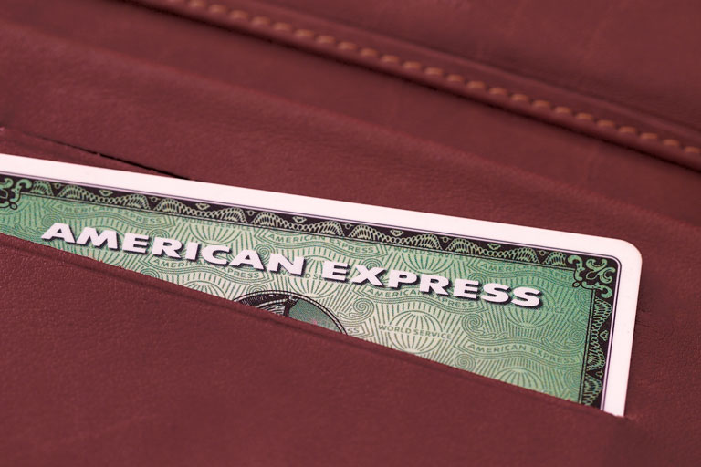tarjeta american express verde en un bolsillo