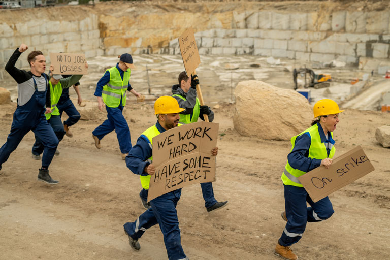 Trabajadores de construcción haciendo una protesta